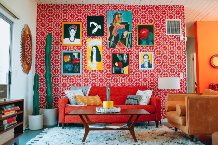 Wohnzimmer mit roter wand