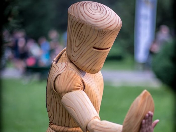 Holzfiguren deko wohnzimmer